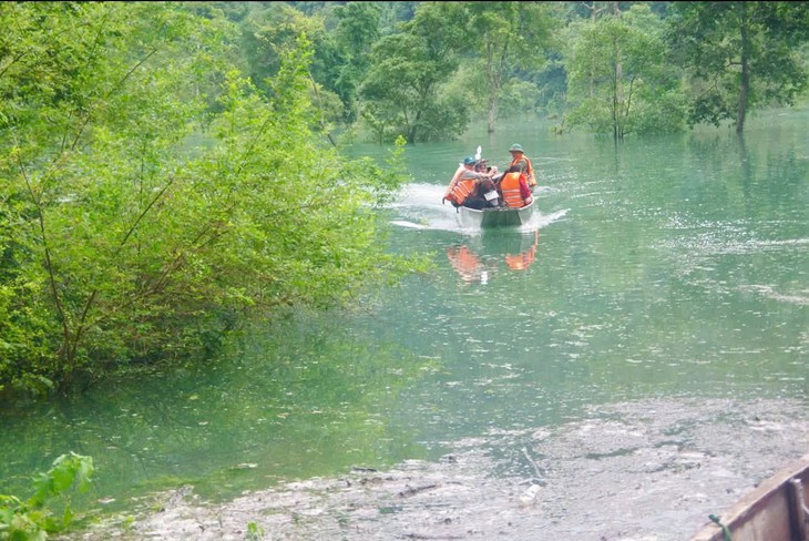 Giáo viên vùng cao vượt lũ vào bản với học trò- Ảnh 2.