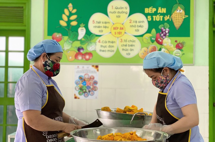 Quyền của phụ huynh trong giám sát bữa ăn bán trú và trách nhiệm của nhà trường - Ảnh 2.