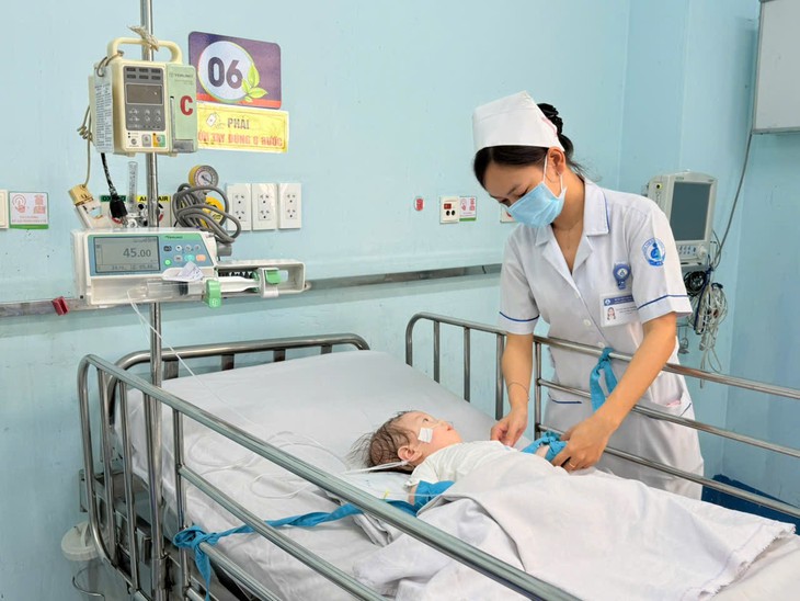 Gần 1/3 ca tay chân miệng nhập viện là ca nặng, bệnh viện dự phòng hơn 100 giường- Ảnh 6.