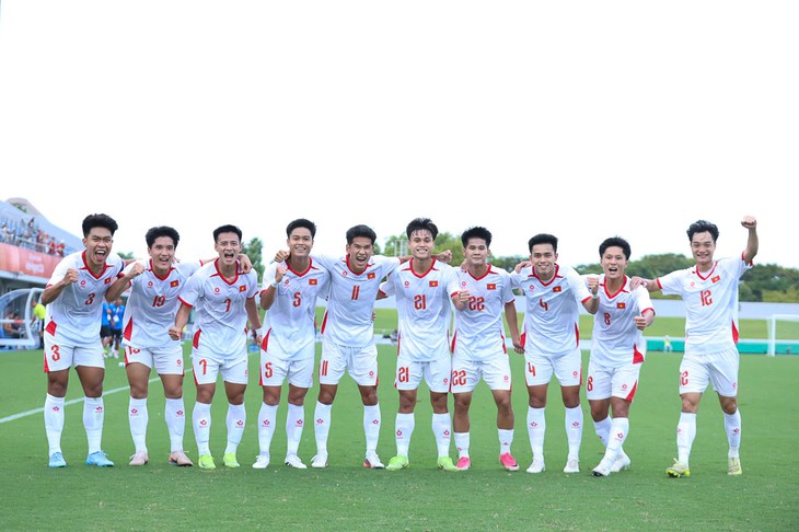 Thắng Philippines 2-0, U23 Việt Nam rộng cửa vào tứ kết ASIAD 2026 - Ảnh 1.