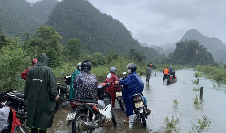 Giáo viên vùng cao vượt lũ vào bản với học trò- Ảnh 3.