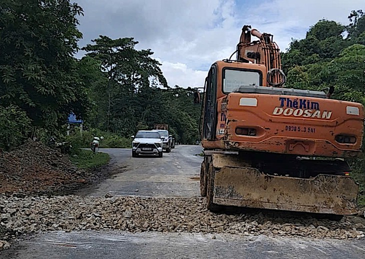 Cập nhật tình hình tắc đường do mưa lũ tại Thanh Hóa, Nghệ An- Ảnh 2.