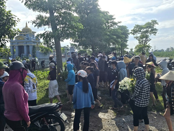 Hàng xóm, người thân nghẹn ngào tiễn nam sinh 18 tuổi gặp nạn ở Hà Nội về nơi an nghỉ- Ảnh 3.