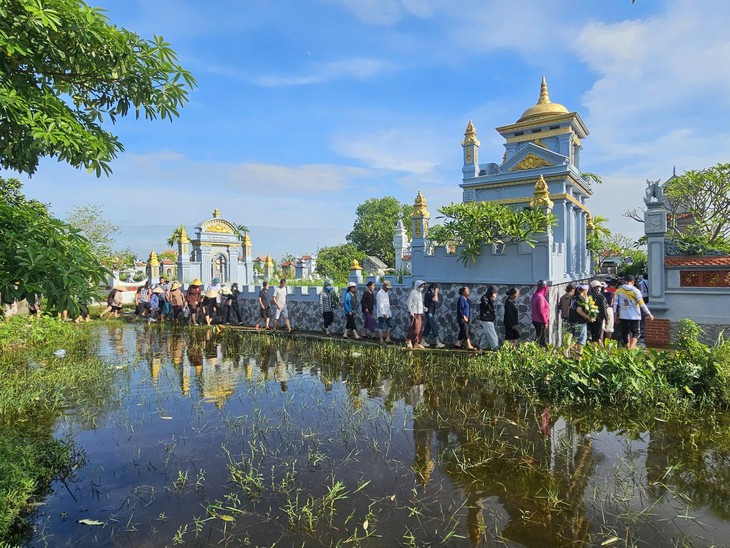 Hàng xóm, người thân nghẹn ngào tiễn nam sinh 18 tuổi gặp nạn ở Hà Nội về nơi an nghỉ- Ảnh 2.