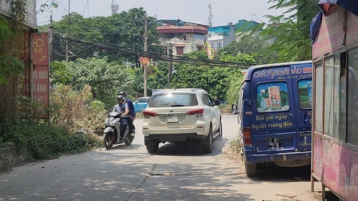 Những ô tô cũ nát nằm chỏng chơ giữa lòng đường Hà Nội- Ảnh 5.