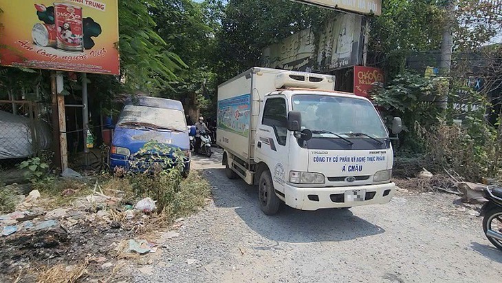 Những ô tô cũ nát nằm chỏng chơ giữa lòng đường Hà Nội- Ảnh 4.