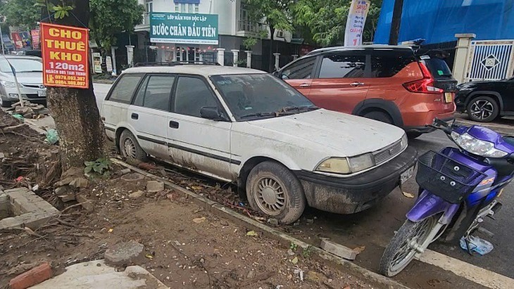 Những ô tô cũ nát nằm chỏng chơ giữa lòng đường Hà Nội- Ảnh 13.