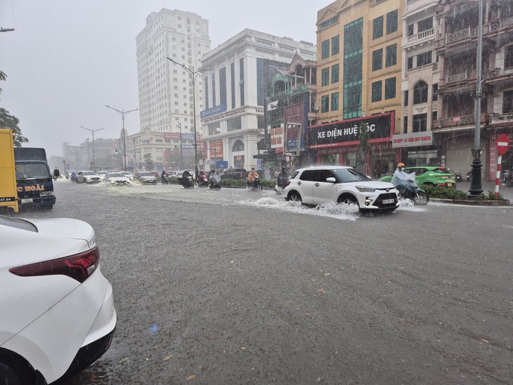 Nghệ An mưa trắng trời, đường phố ngập sâu - Ảnh 1.