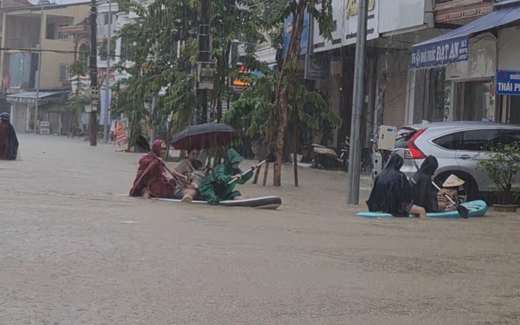 Vượt nước lũ đưa thai phụ 26 tuổi đến bệnh viện
- Ảnh 3.