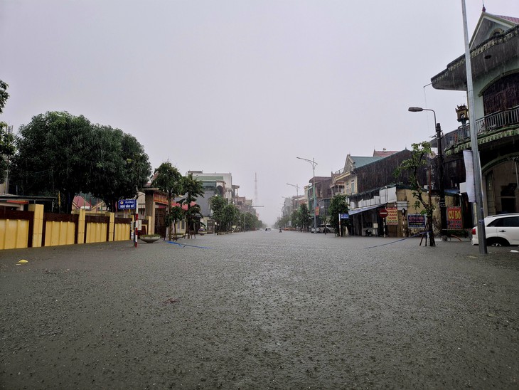 Người dân chèo thuyền giữa phố trong biển nước ở Nghệ An - Ảnh 2.