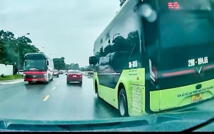 Xe buýt va chạm xe vệ sinh môi trường, tài xế mắc kẹt trong cabin - Ảnh 3.