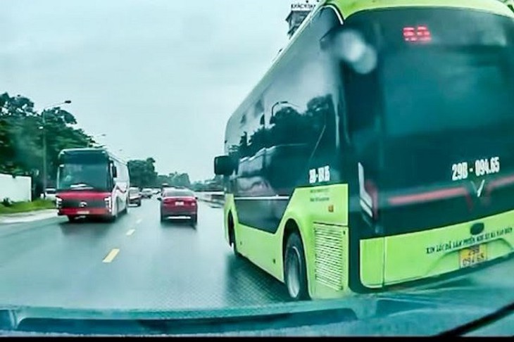 Xử phạt tài xế xe buýt vượt phải sai quy định trên Quốc lộ 3- Ảnh 1.