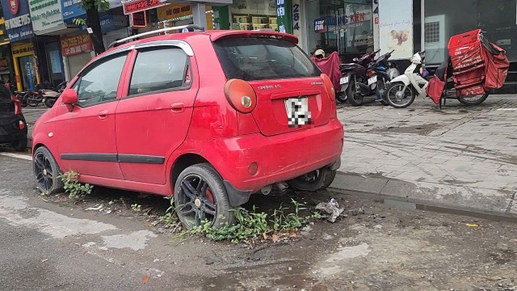 Những ô tô cũ nát nằm chỏng chơ giữa lòng đường Hà Nội- Ảnh 9.