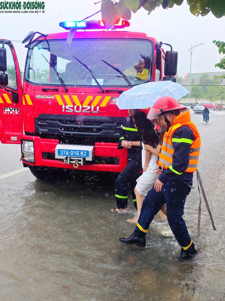 Vượt nước lũ đưa thai phụ 26 tuổi đến bệnh viện
- Ảnh 1.