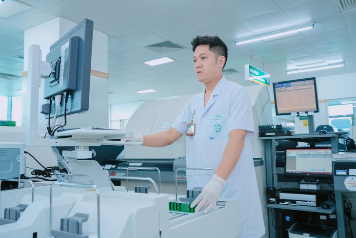 Lý do Bệnh viện Bạch Mai rút ngắn thời gian trả kết quả xét nghiệm?- Ảnh 1.