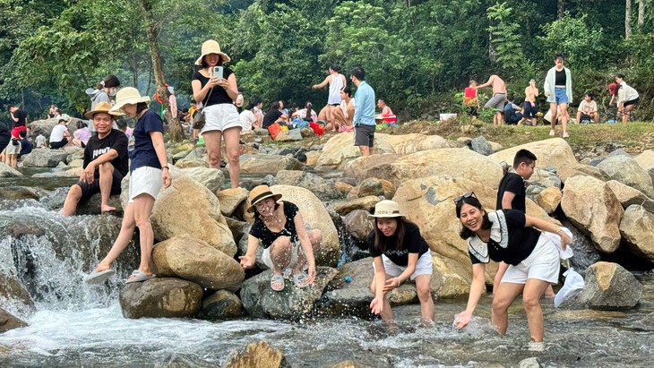Du lịch Quảng Ninh sôi động trong 4 ngày nghỉ lễ- Ảnh 1.