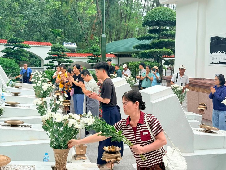 Dòng người về Ngã ba Đồng Lộc tri ân dịp lễ - Ảnh 4.