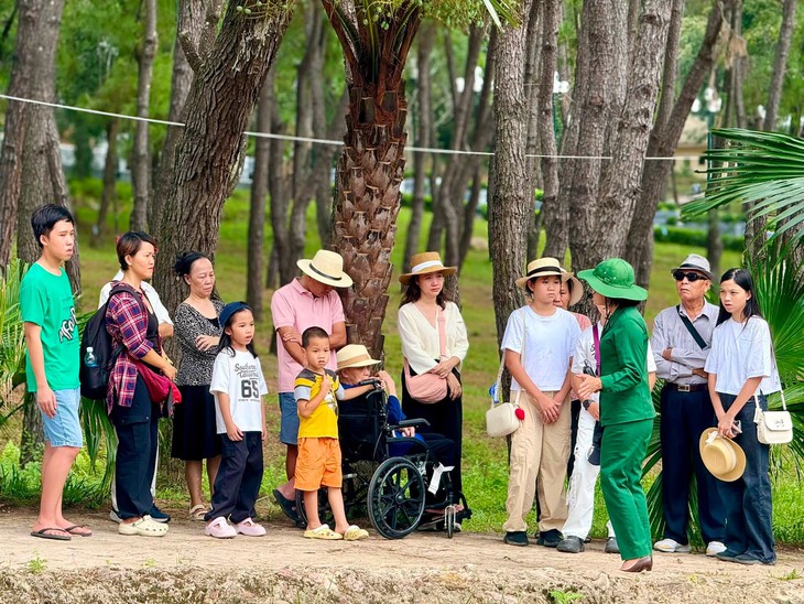 Dòng người về Ngã ba Đồng Lộc tri ân dịp lễ - Ảnh 3.