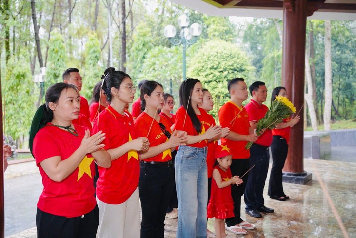 Dòng người về Ngã ba Đồng Lộc tri ân dịp lễ - Ảnh 2.