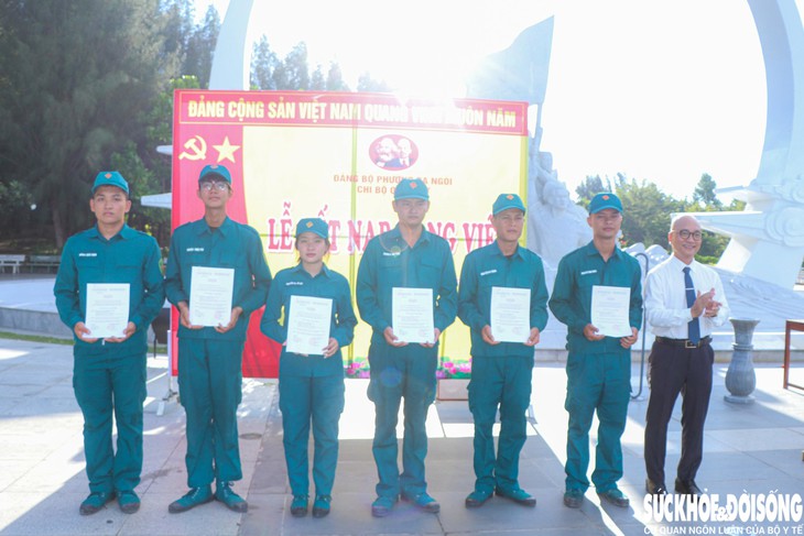 Nhiều chiến sĩ dân quân vinh dự được kết nạp Đảng dịp Quốc khánh- Ảnh 2.