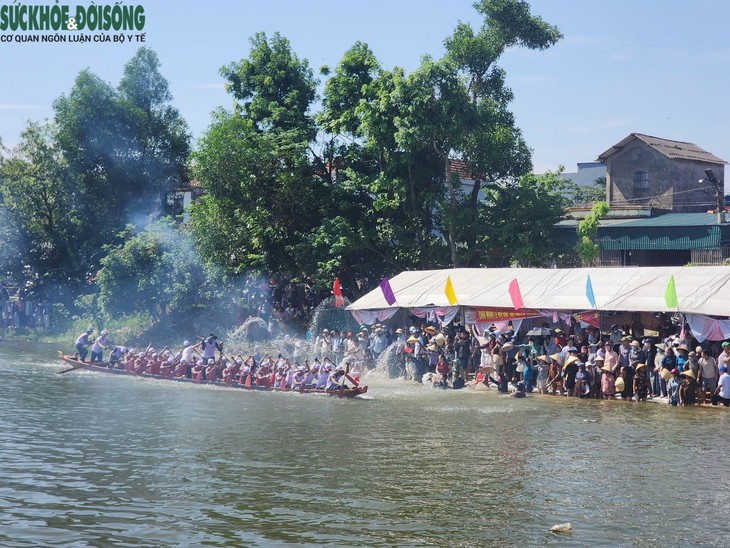 Rộn ràng không khí đua thuyền trên con sông quê Đại tướng Võ Nguyên Giáp- Ảnh 2.
