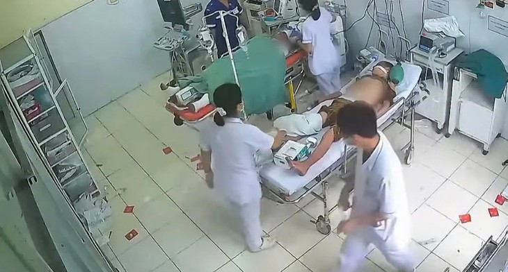 Bác sĩ khẩn trương cứu hai người trong vụ cháy nhà ở Khánh Hòa- Ảnh 1.