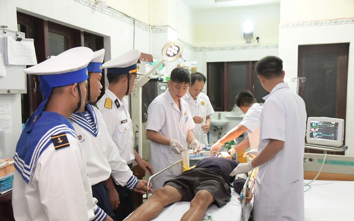32 ngư dân gặp nạn trên biển đã về đến đất liền, sum họp cùng người thân- Ảnh 3.