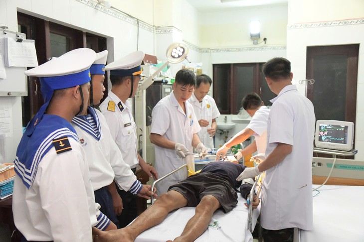 Tức tốc cứu ngư dân bị vỡ xương trán, gãy xương hàm, chấn động não- Ảnh 2.