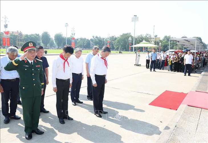 Tổng Bí thư, Chủ tịch nước Tô Lâm dâng hương tưởng nhớ Chủ tịch Hồ Chí Minh- Ảnh 1.