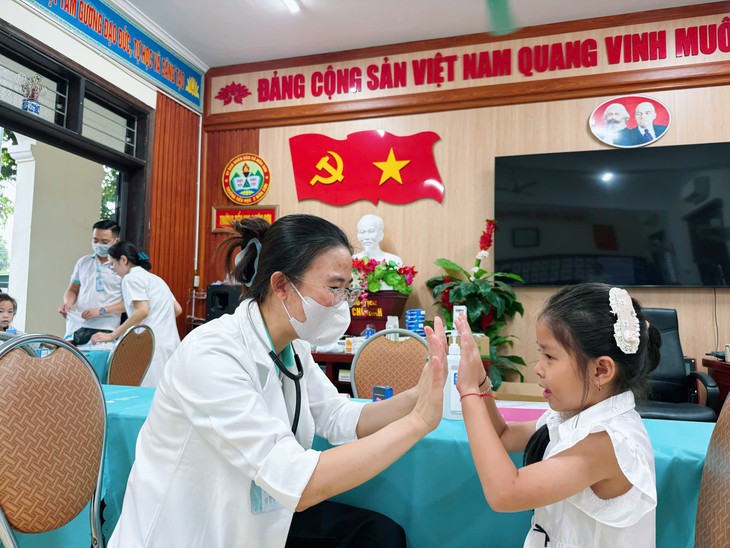 Bệnh viện Hoàn Mỹ Vinh đưa bác sĩ đến với người dân vùng biên
- Ảnh 2.