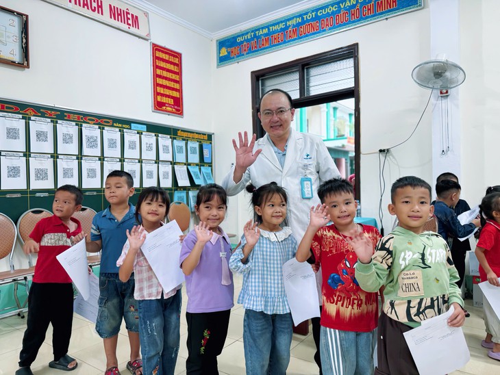 Bệnh viện Hoàn Mỹ Vinh đưa bác sĩ đến với người dân vùng biên
- Ảnh 1.