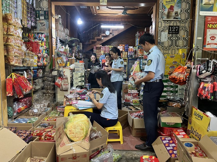 Phát hiện lượng lớn kẹo, bánh trung thu không hóa đơn, chứng từ, nguồn gốc xuất xứ- Ảnh 1.