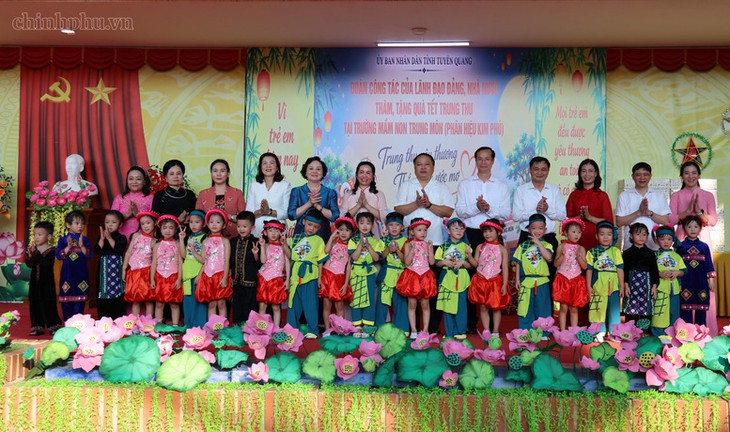 Phó Thủ tướng thăm, tặng quà Trung thu cho trẻ em tại Tuyên Quang- Ảnh 4.