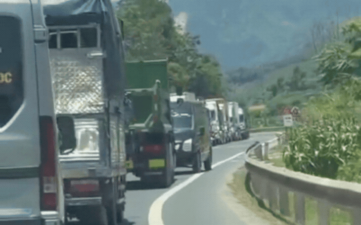 Không chịu xếp hàng, xe lấn làn kiểu 'khôn lỏi' phải lùi cả cây số- Ảnh 2.