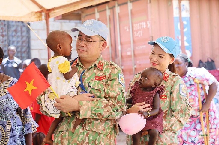 Những vòng tay của lính mũ nồi xanh còn ở lại Juba trước ngày hồi hương - Ảnh 1.