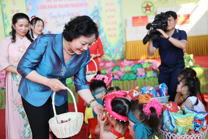 Phó Thủ tướng thăm, tặng quà Trung thu cho trẻ em tại Tuyên Quang- Ảnh 2.