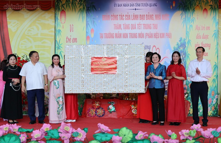 Phó Thủ tướng thăm, tặng quà Trung thu cho trẻ em tại Tuyên Quang- Ảnh 3.