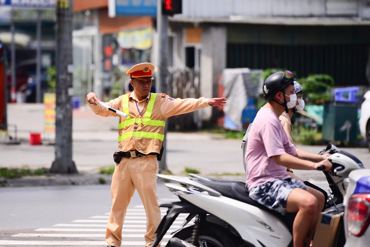 Miền Bắc oi  nóng, Nam Bộ mưa lớn- Ảnh 1.