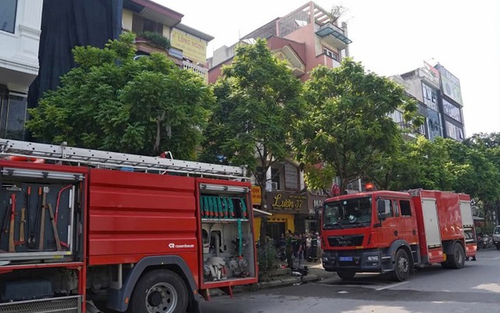 5 người được cứu trong ngôi nhà bốc cháy trên phố Trần Vỹ - Ảnh 2.