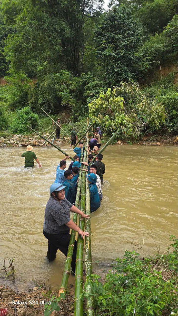 Dựng cầu tạm giữa vùng sạt lở, 172 học sinh trở lại trường an toàn - Ảnh 4.