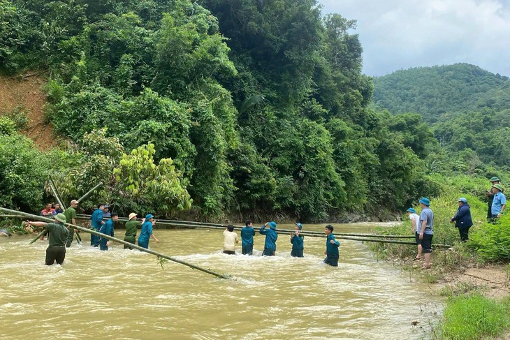 Dựng cầu tạm giữa vùng sạt lở, 172 học sinh trở lại trường an toàn - Ảnh 3.