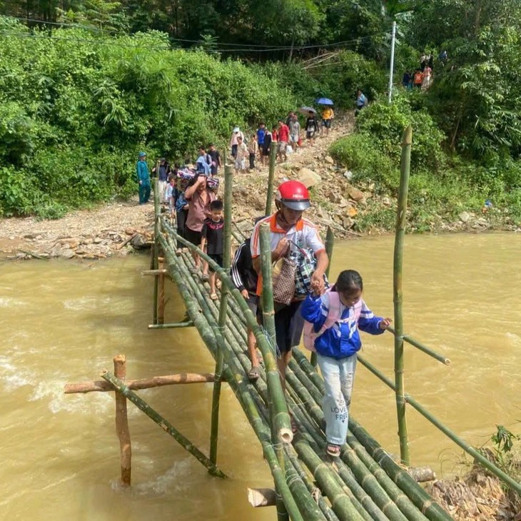 Dựng cầu tạm giữa vùng sạt lở, 172 học sinh trở lại trường an toàn - Ảnh 5.