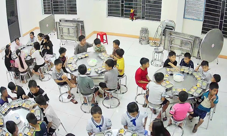 Dựng cầu tạm giữa vùng sạt lở, 172 học sinh trở lại trường an toàn - Ảnh 2.