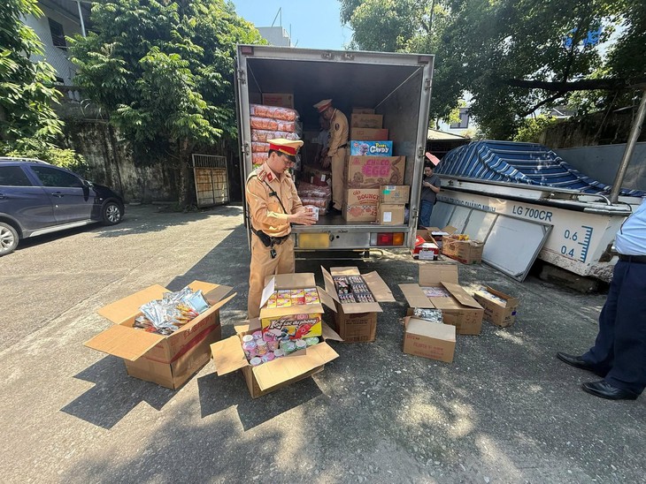 Phát hiện xe tải chở hơn 3.000 sản phẩm thực phẩm không rõ nguồn gốc- Ảnh 1.