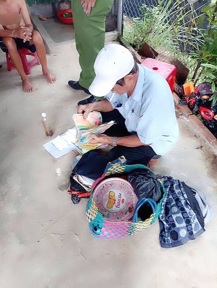 Xử lý người đàn ông chạy xe bán thuốc dạo không rõ nguồn gốc cho người dân- Ảnh 1.