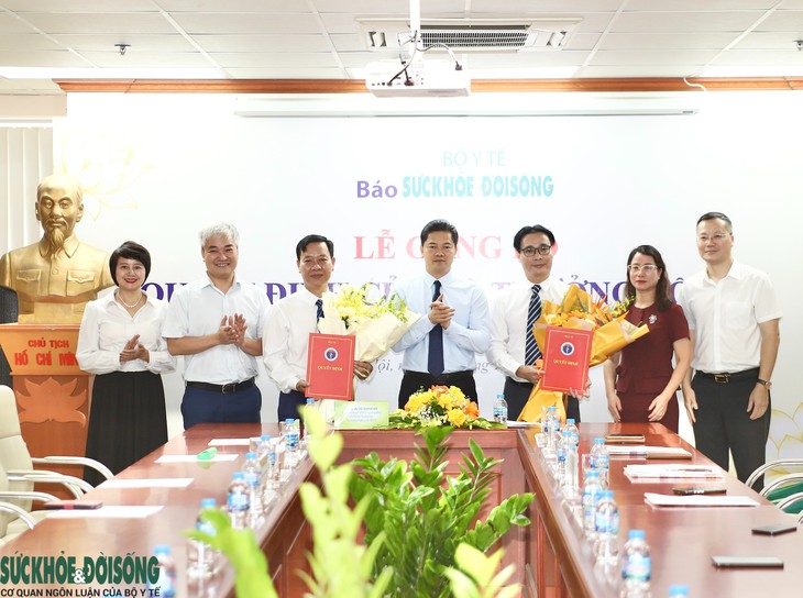 Thứ trưởng Thường trực Bộ Y tế trao quyết định bổ nhiệm lại 2 Phó Tổng Biên tập Báo Sức khỏe và Đời sống- Ảnh 1.
