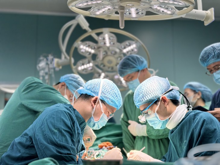 Cứu các ngón tay dập nát do cuốn vào máy cưa, thang máy- Ảnh 1.