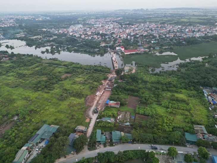 Cầu dân sinh chìm sâu, người dân Hà Nội mạo hiểm lội nước qua sông- Ảnh 14.