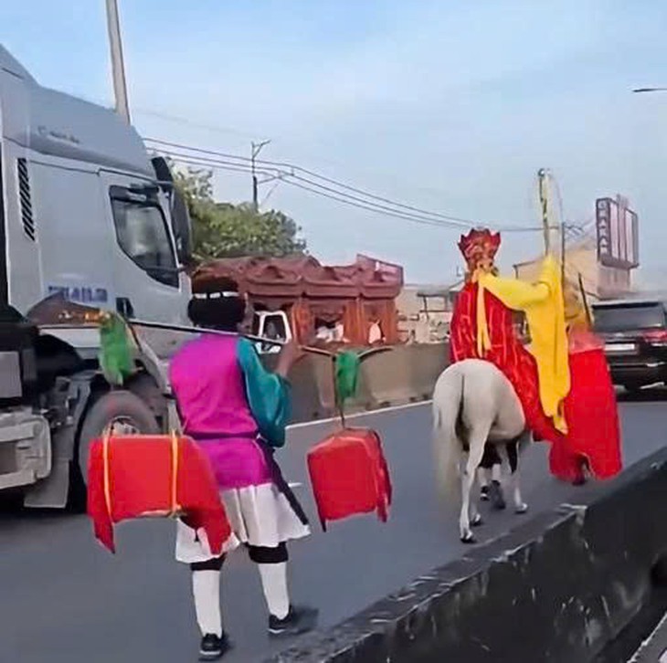 'Thầy trò Đường Tăng' cưỡi ngựa giữa dòng ô tô ở TPHCM - Ảnh 3.