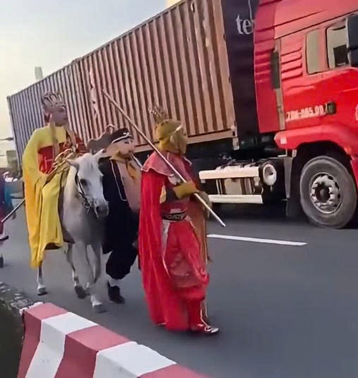 'Thầy trò Đường Tăng' cưỡi ngựa giữa dòng ô tô ở TPHCM - Ảnh 2.